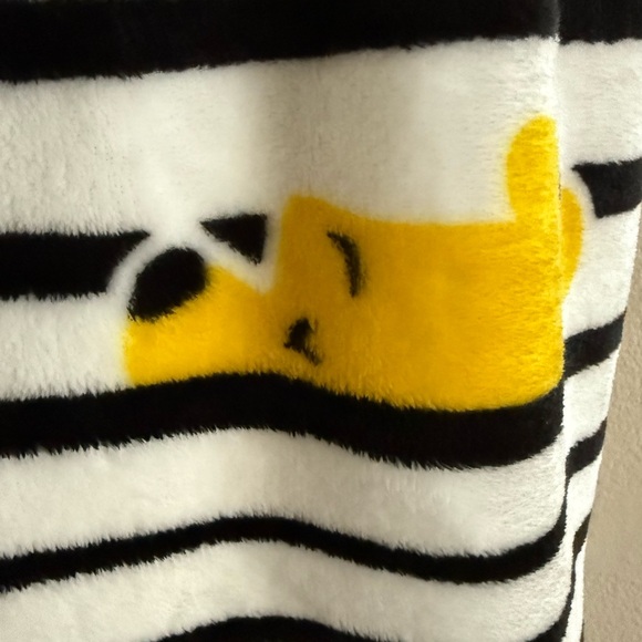 Disney Winnie The Pooh NWT‎ Black & White Striped 60x70 Cloud Throw Blanket - Picture 3 of 4